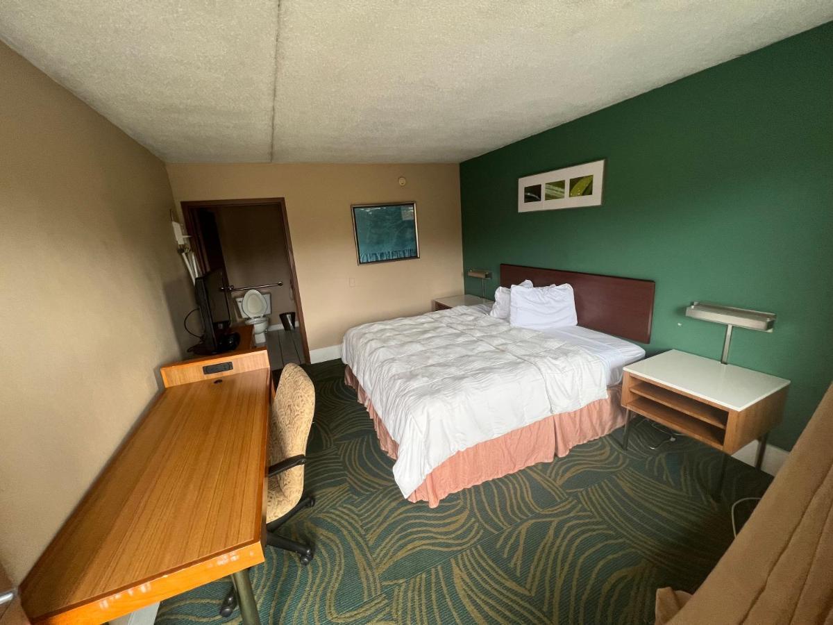 Hilltop Inn Pittsburgh Crafton Екстер'єр фото