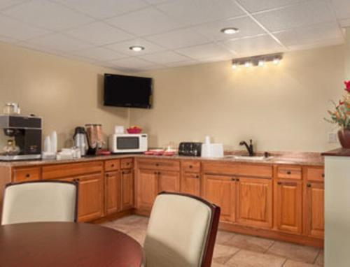 Hilltop Inn Pittsburgh Crafton Екстер'єр фото